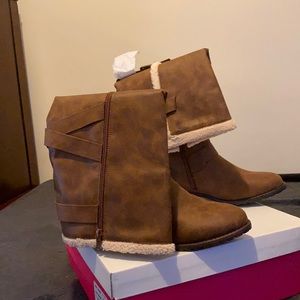 Brown semi leather boots.